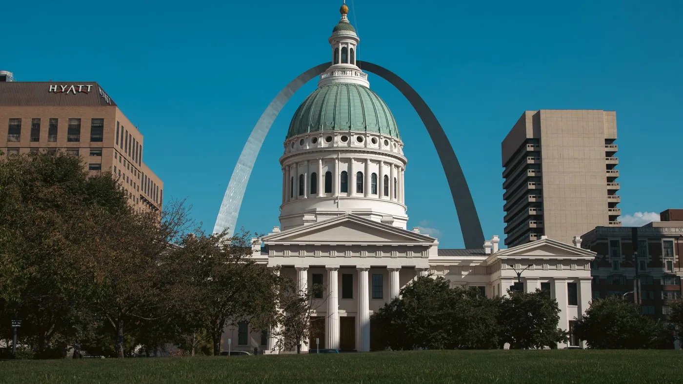 The Old Courthouse in St. Louis with the Gateway Arch rising behind it